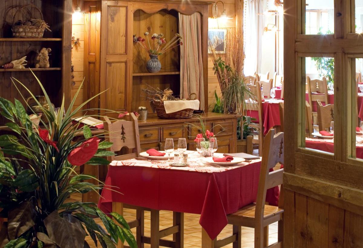 Restaurant ou autre lieu de restauration dans l'établissement Hotel le Petit Dru