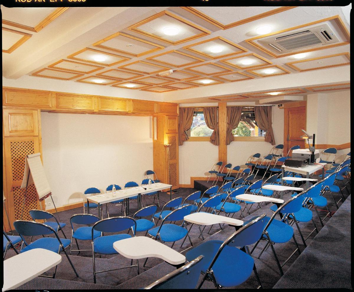 Espace de conférence ou salle de réunion dans l'établissement Hotel le Petit Dru