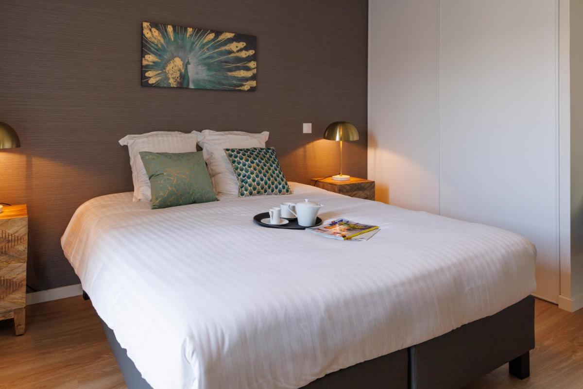 un lit avec un plateau-repas dessus dans l'établissement Les Boréales - Appart'hotel & Restaurant, à Villers-sur-Mer