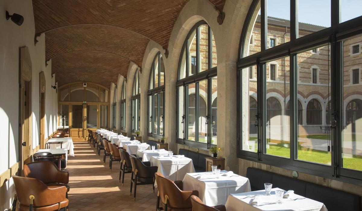 Restaurant ou autre lieu de restauration dans l'établissement Fourvière Hôtel