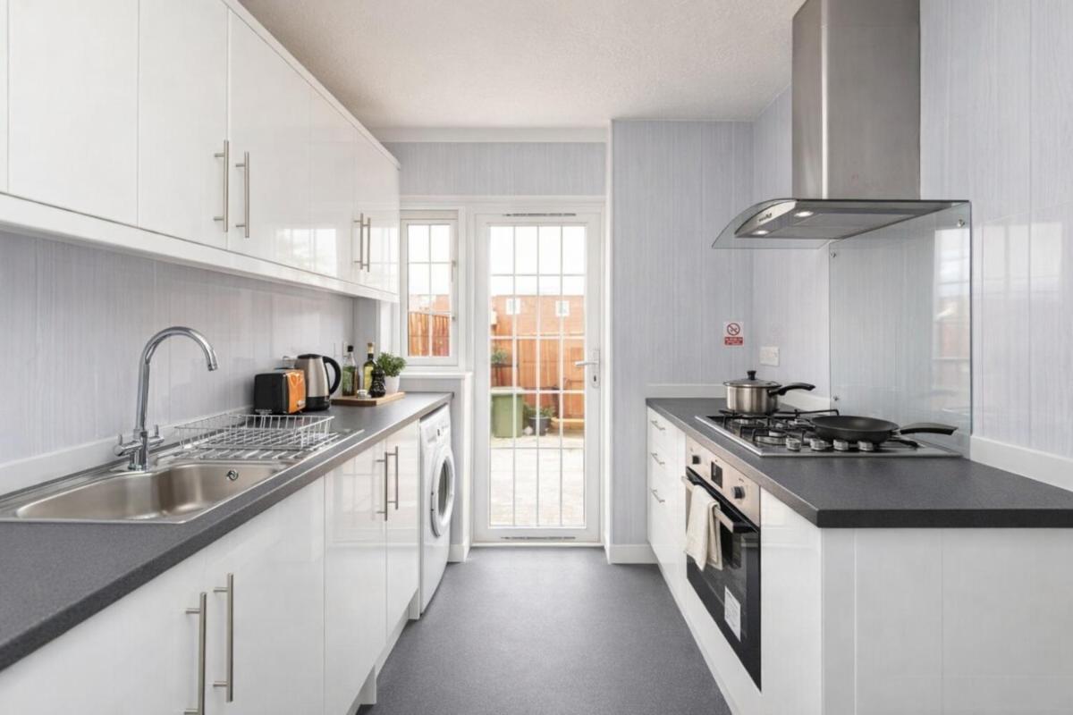 Peaceful Family & Workers Home Near Train Station - Housity