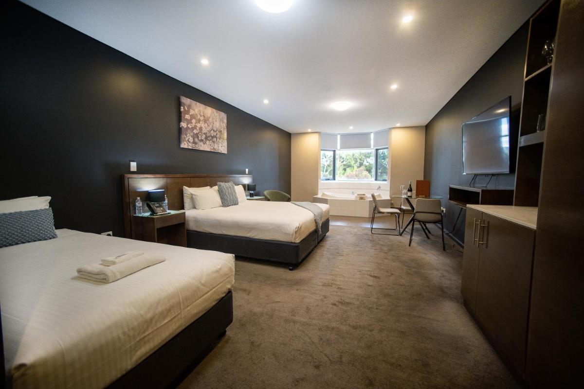 Sfera's Park Suites & Convention Centre - Housity