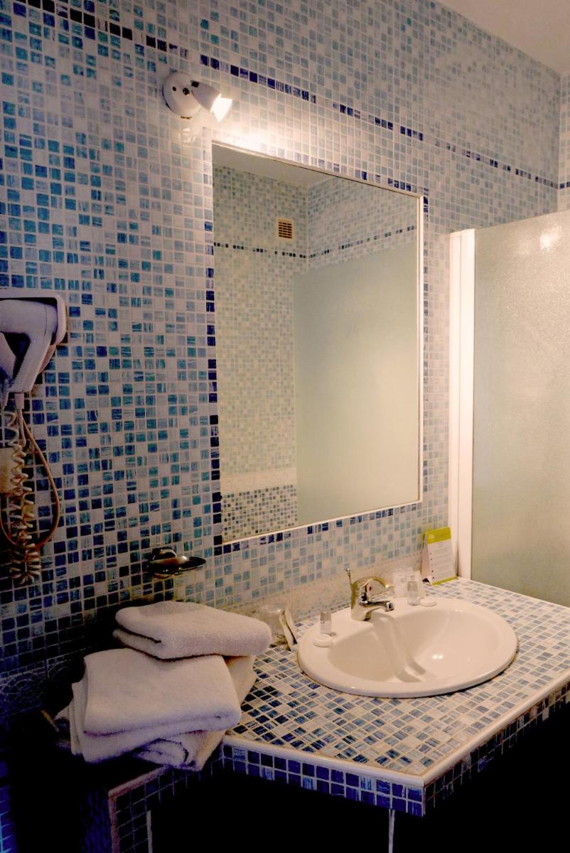 Salle de bains dans l'établissement Le Catalan
