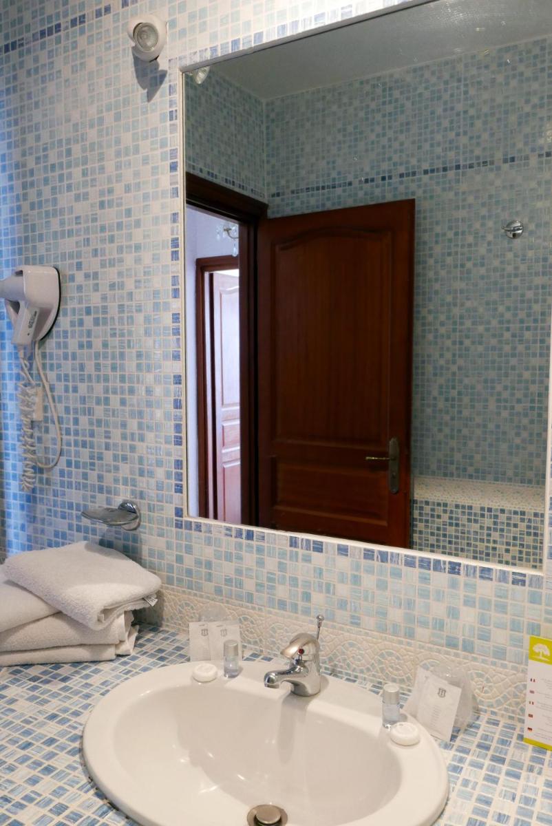 Salle de bains dans l'établissement Le Catalan