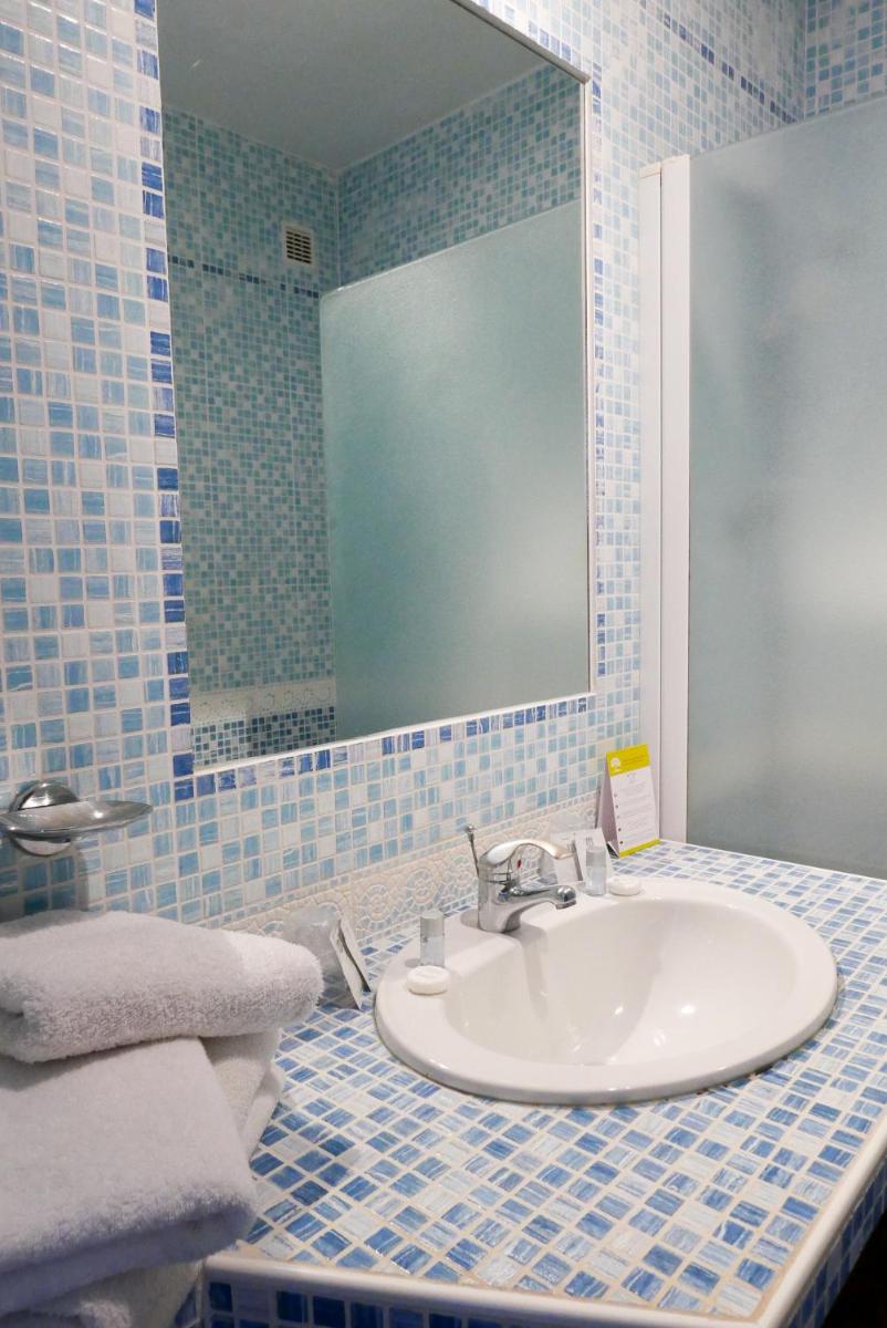 Salle de bains dans l'établissement Le Catalan