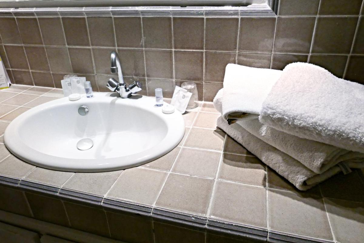 Salle de bains dans l'établissement Le Catalan