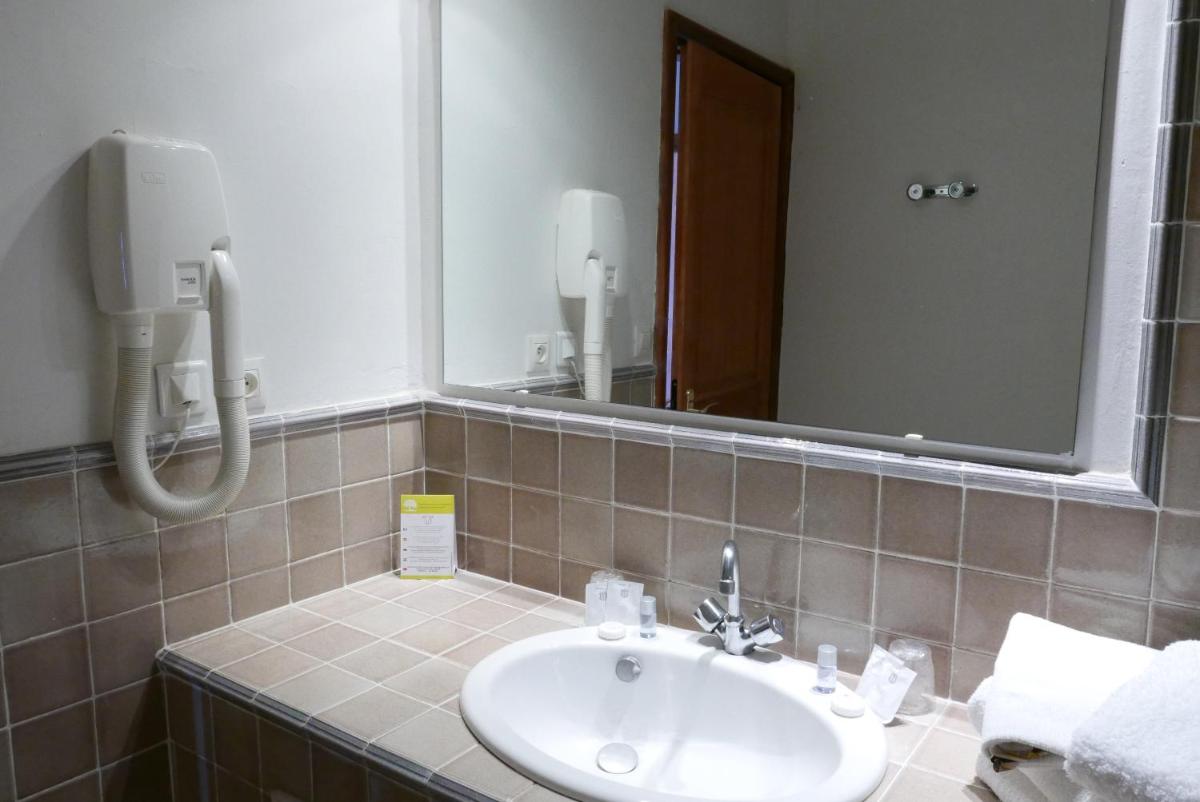 Salle de bains dans l'établissement Le Catalan
