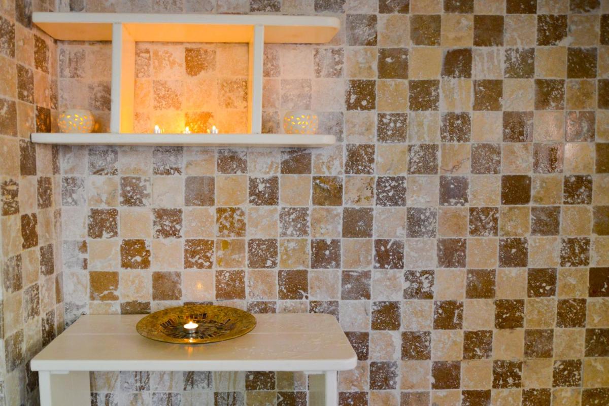 Salle de bains dans l'établissement Le Catalan