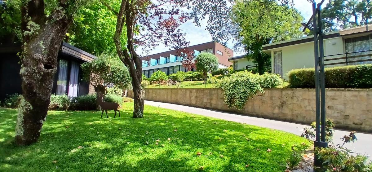 Um jardim no exterior de Prazer da Natureza Resort & Spa