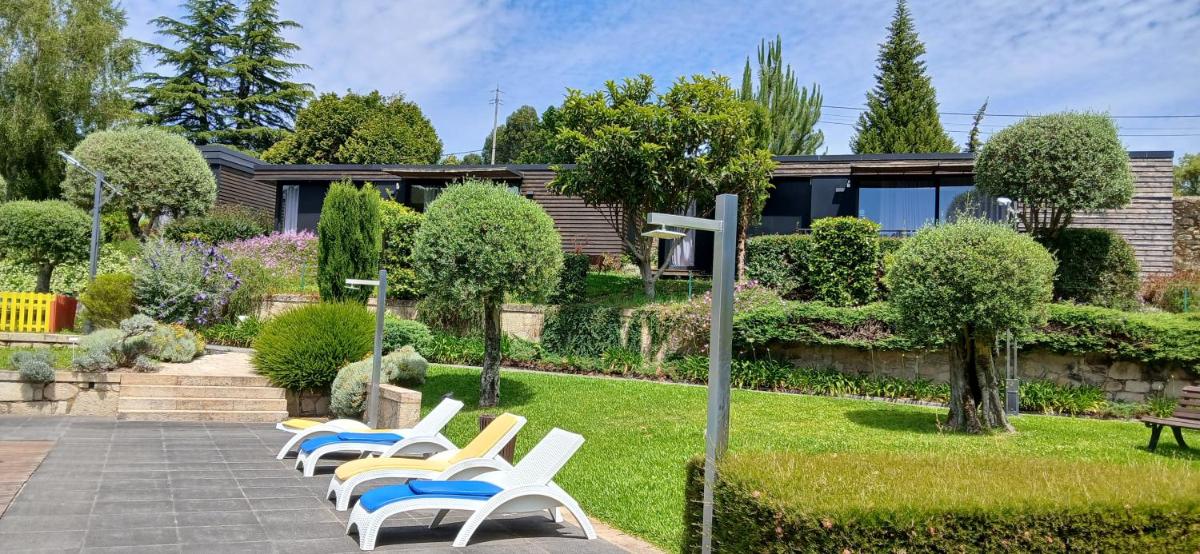 Um jardim no exterior de Prazer da Natureza Resort & Spa
