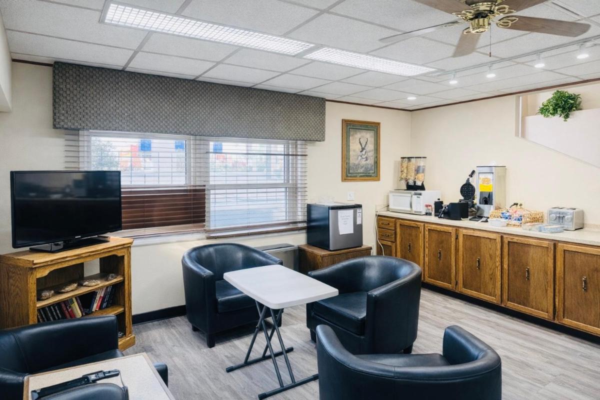 Sundowner Inn Forsyth I 94 - Housity