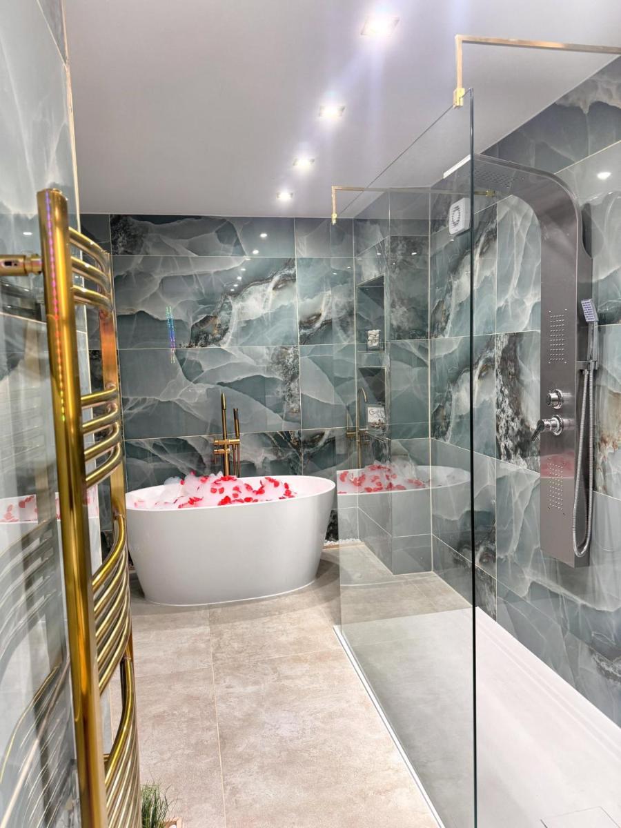 Shrew Lodge-woodland Lodges-Hot Tub-Pembrokeshire-Tenby - Housity