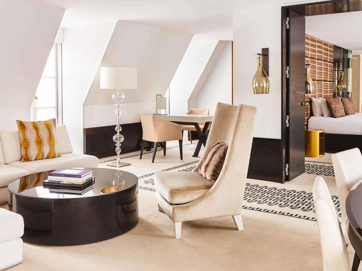 un salon avec un canapé et une table dans l'établissement Sofitel Paris Le Faubourg, à Paris