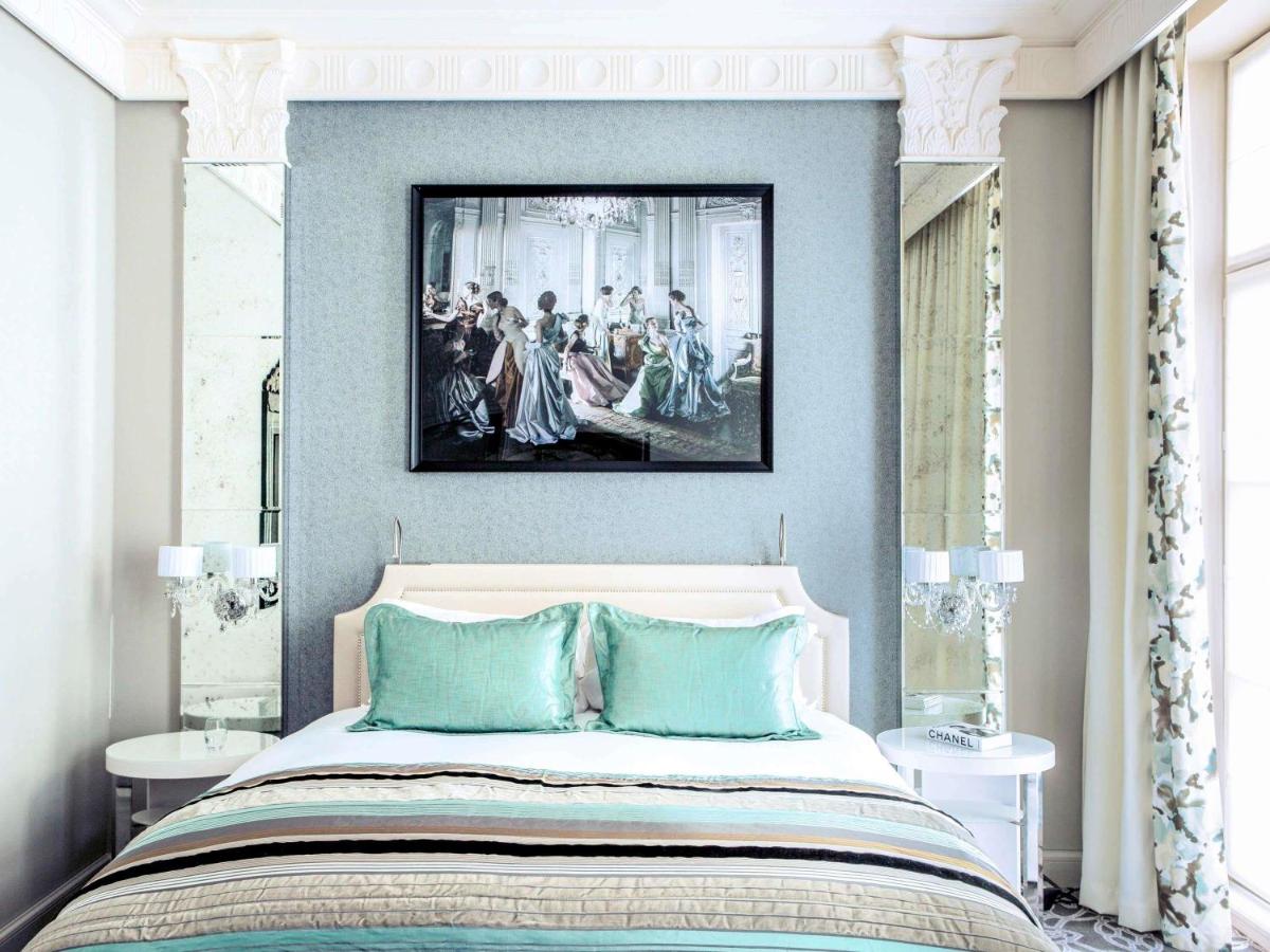 une chambre avec un lit et un tableau au mur dans l'établissement Sofitel Paris Le Faubourg, à Paris