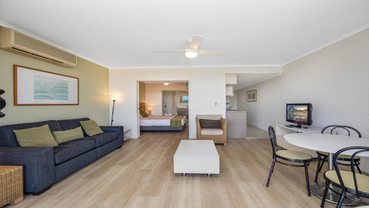 Hinterland Luxury - 1 Bedroom Hinterland View Apt - Housity