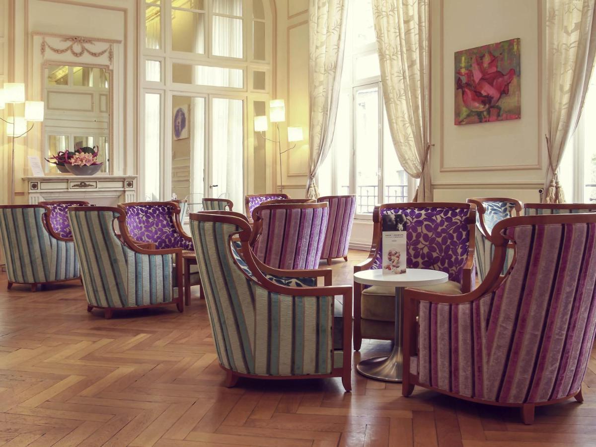 Coin salon dans l'établissement Mercure Saint Nectaire - Spa & Bien-Être