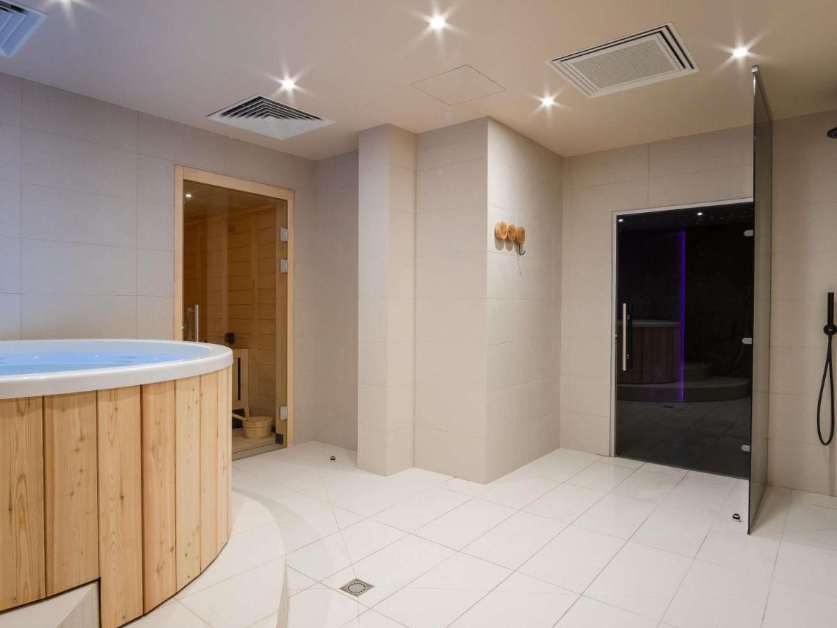 Salle de bains dans l'établissement Mercure Saint-Lary