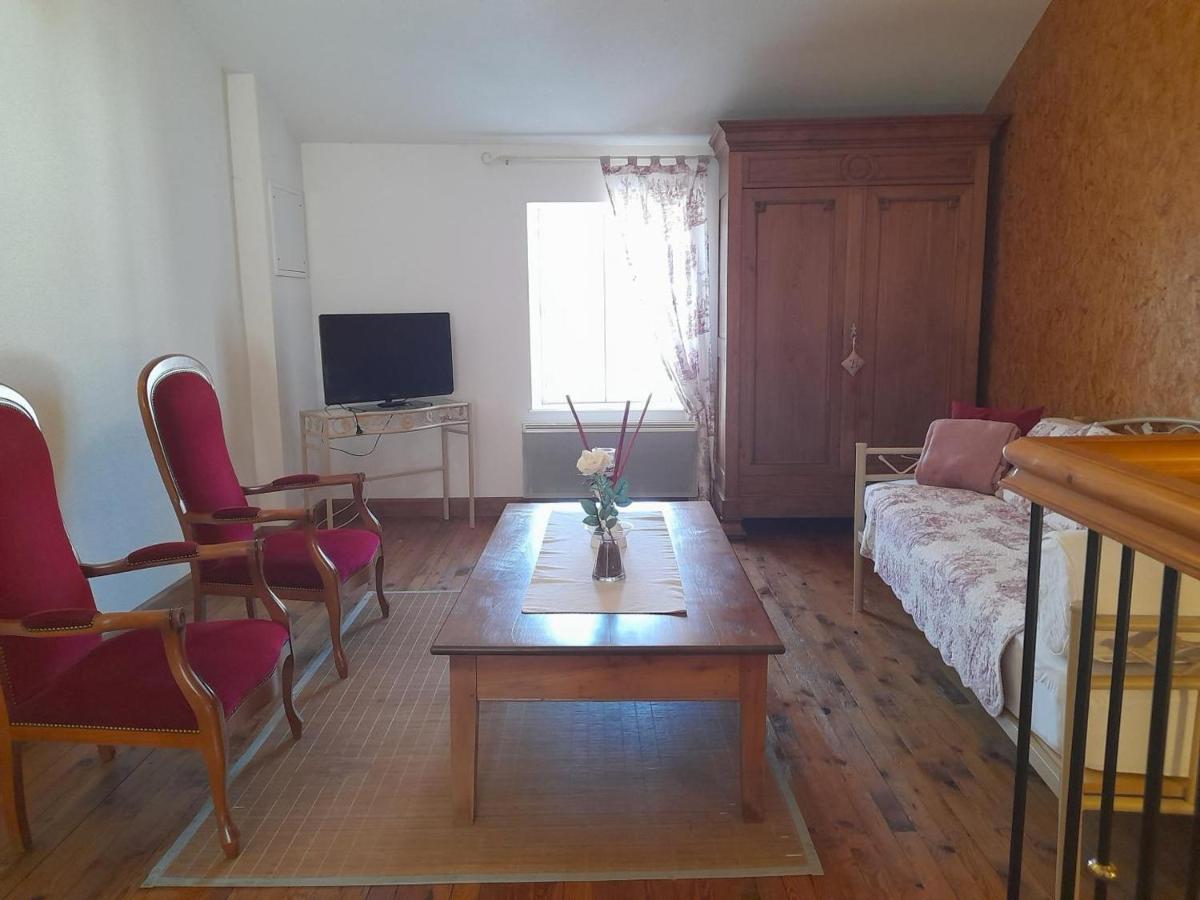Maison en pierres rénovée avec patio, proche Vichy, 3 chambres, BBQ, TV, Wifi, animaux bienvenus. - FR-1-489-191 - Housity