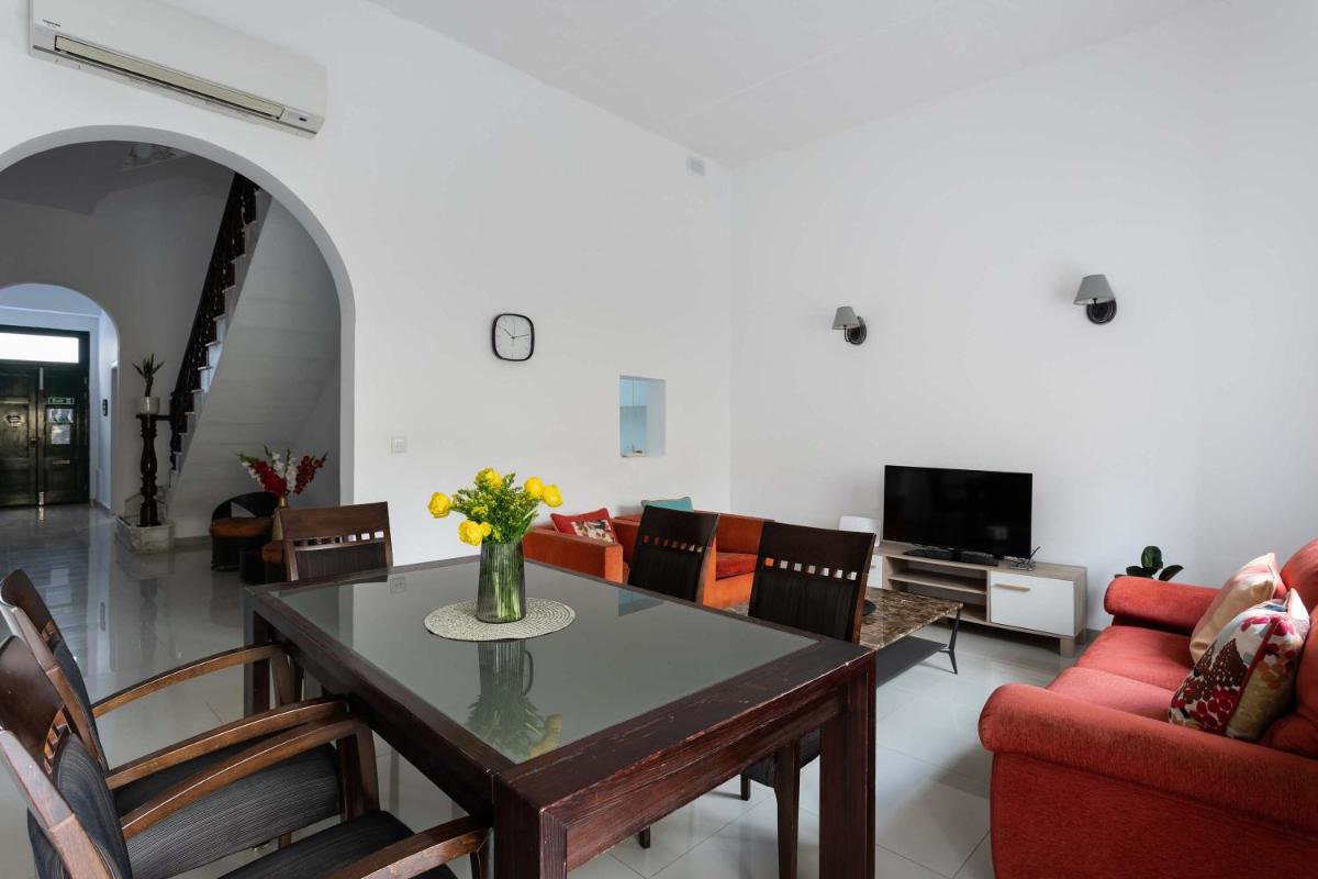Unique Four Bedroom Townhouse One Minute Away From The Seafront - Housity