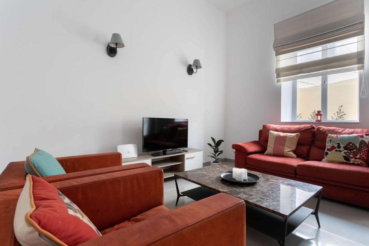 Unique Four Bedroom Townhouse One Minute Away From The Seafront - Housity