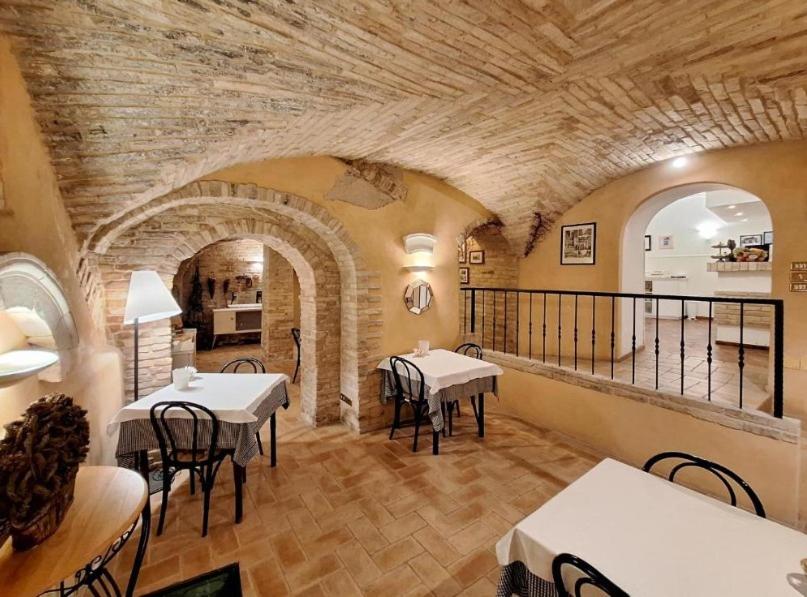 Hotel Lauri - Housity