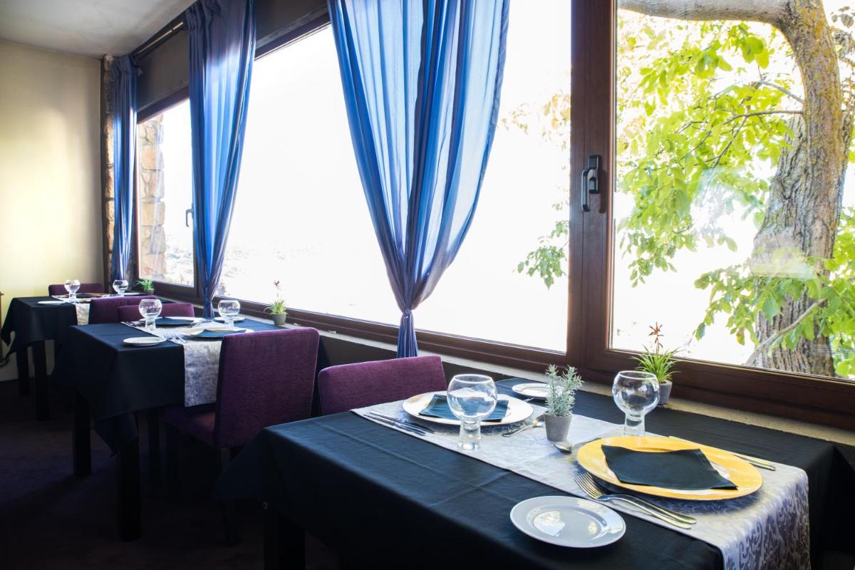 Un restaurante o sitio para comer en Hotel Cardamomo Sigüenza