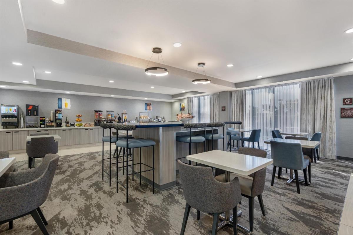 Best Western Plus Fresno Airport Hotel - Housity