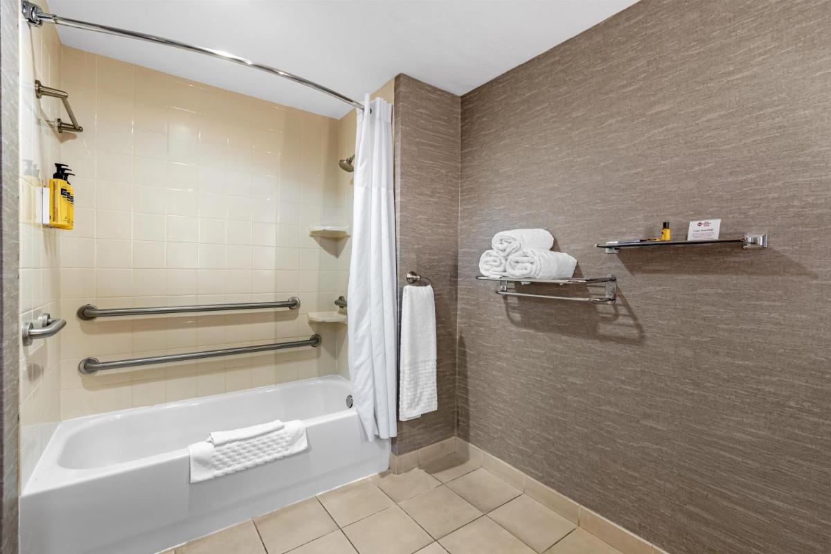 Best Western Plus Fresno Airport Hotel - Housity