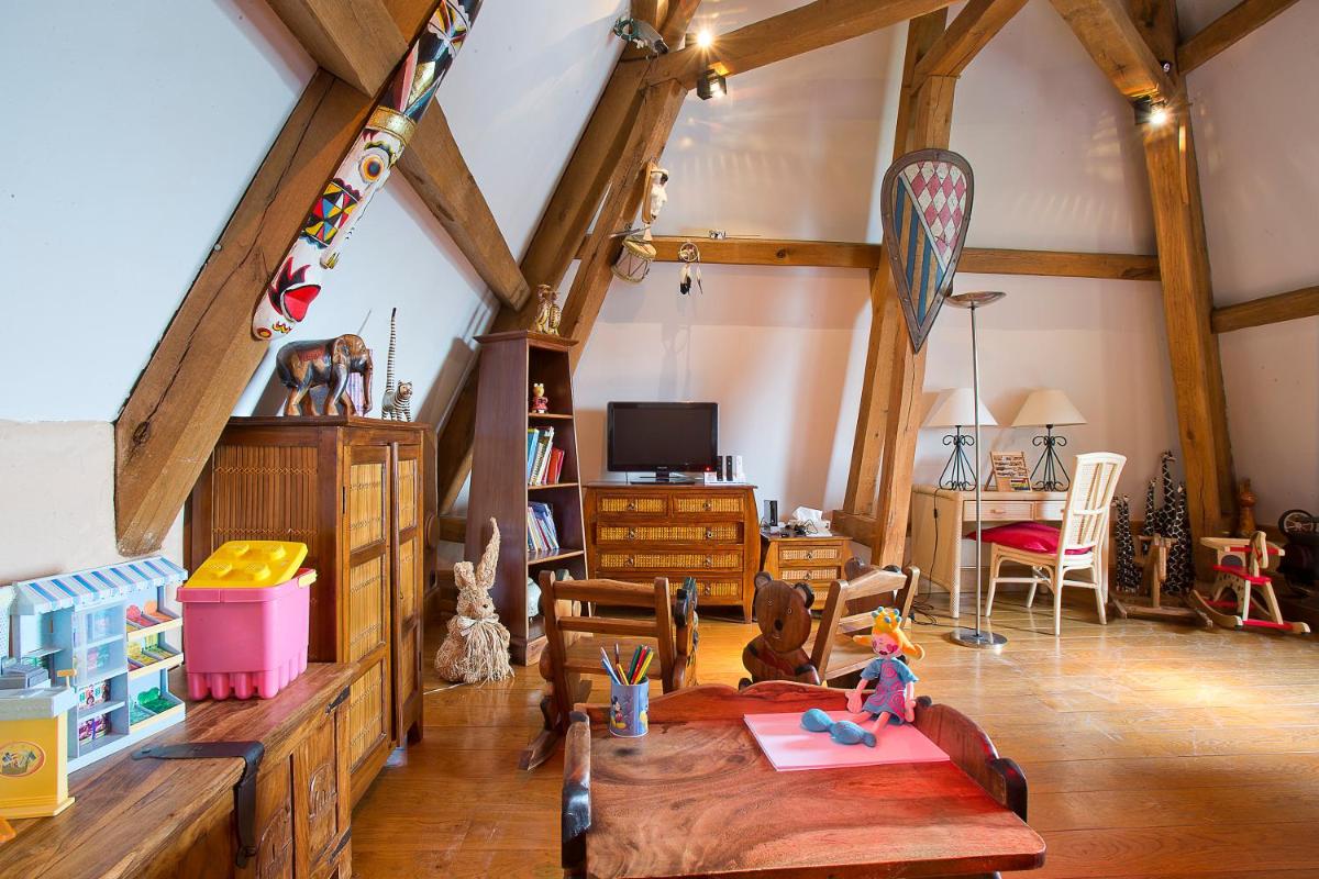 un salon rempli de meubles et une table dans l'établissement La Côte Saint Jacques, à Joigny