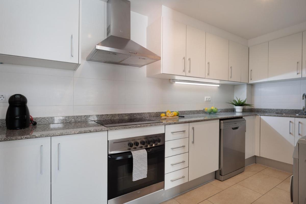 Lets Holidays Mediterranean apartment 3 minutes to the beach 2 - Housity