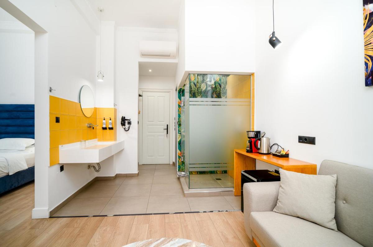 The Maroon Bottle Luxury Suites - Housity