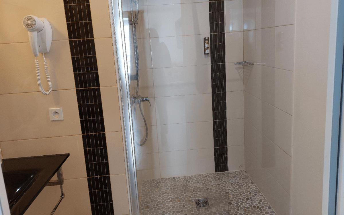 Salle de bains dans l'établissement Logis Hôtel Restaurant Auberge de la Xaintrie