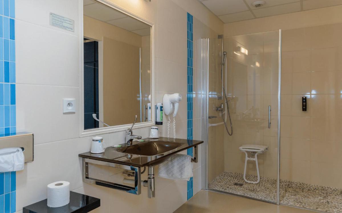 Salle de bains dans l'établissement Logis Hôtel Restaurant Auberge de la Xaintrie
