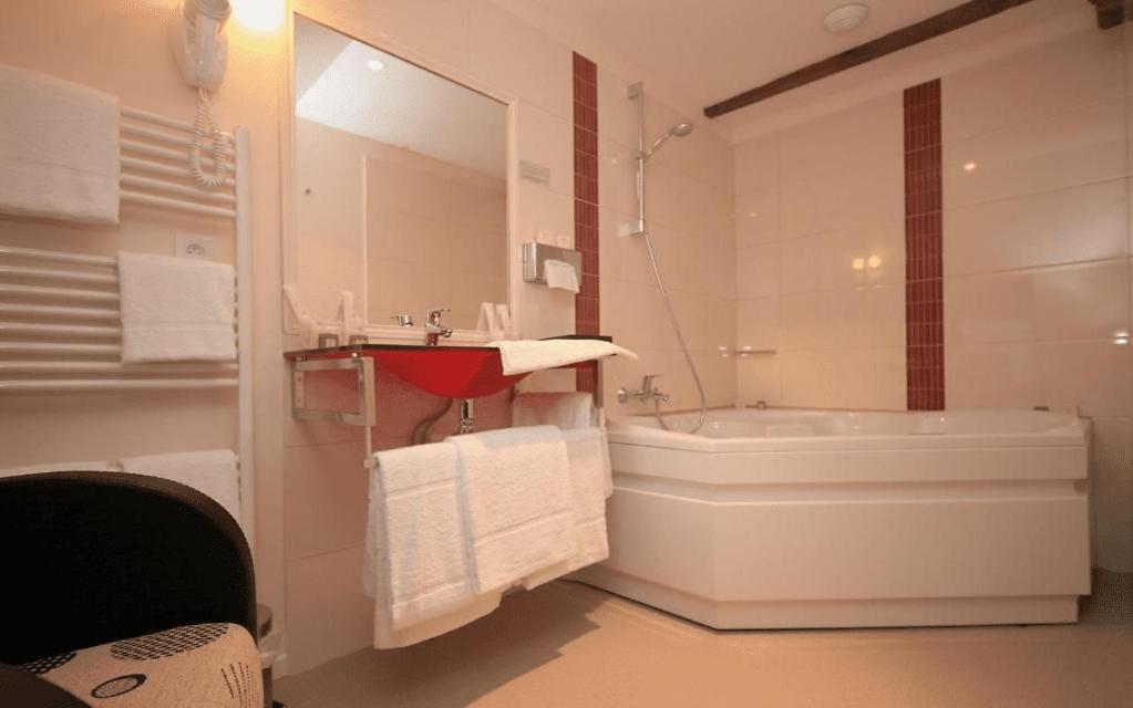 Salle de bains dans l'établissement Logis Hôtel Restaurant Auberge de la Xaintrie