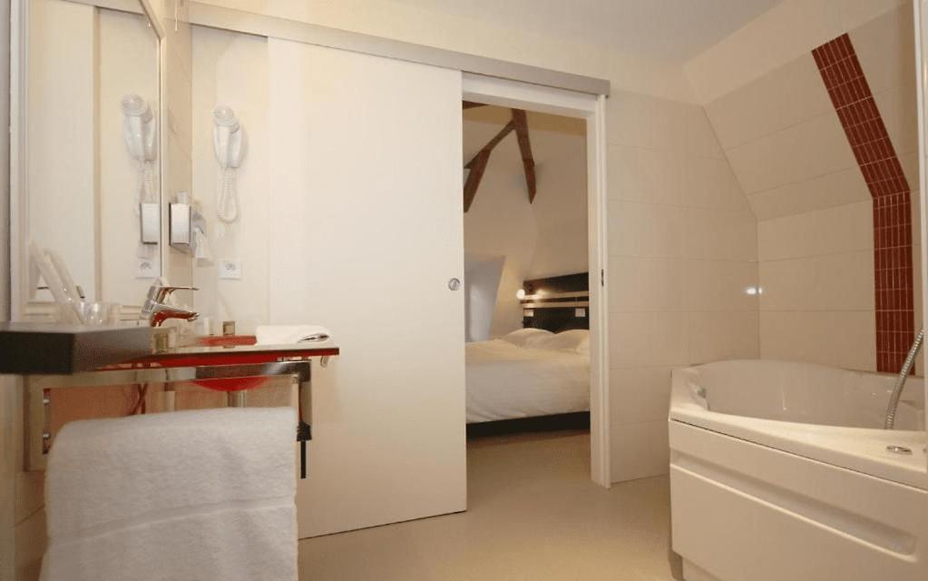 Un ou plusieurs lits dans un hébergement de l'établissement Logis Hôtel Restaurant Auberge de la Xaintrie