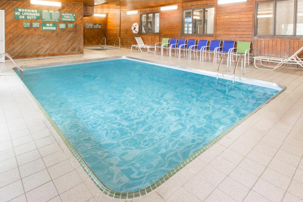 Days Inn & Suites by Wyndham Davenport East - Housity