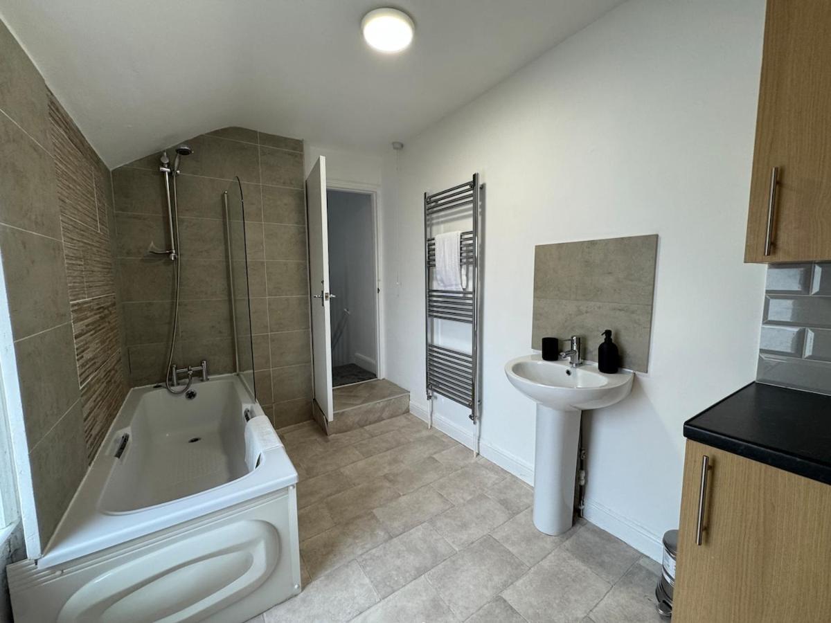 Two Bed House in Irthlingborough Perfect for Contractors - Housity