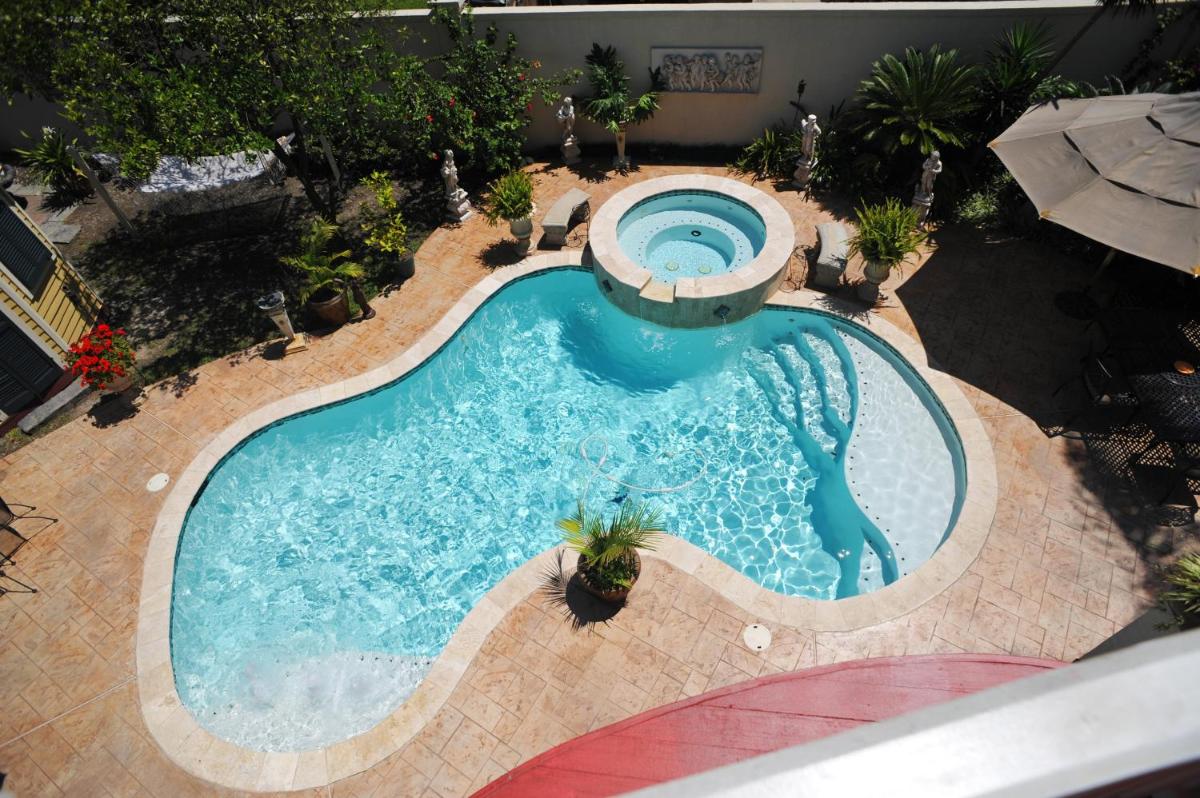 HH Whitney House - A Bed & Breakfast on the Historic Esplanade - Housity