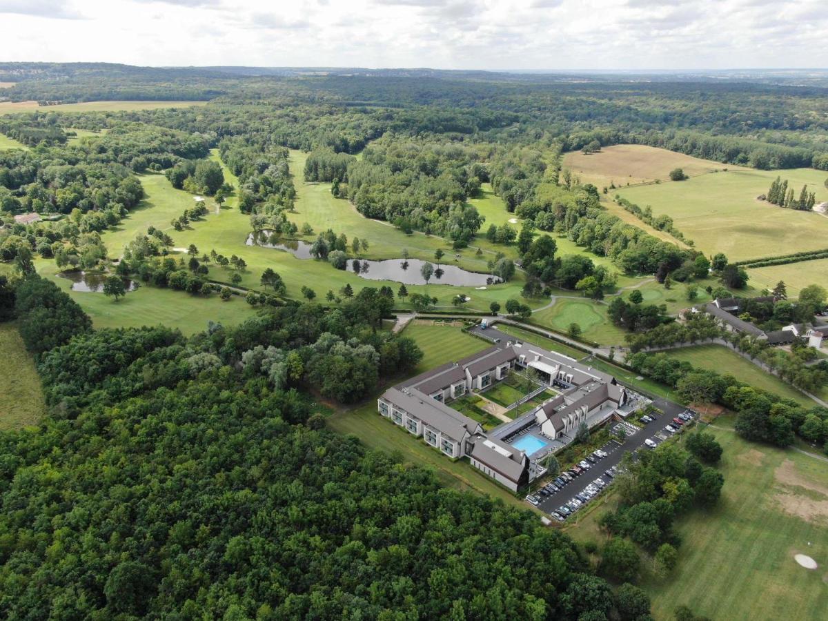 une vue aérienne d'un manoir au milieu d'un champ dans l'établissement Le Domaine des Vanneaux Golf & Spa L'Isle Adam - MGallery Collection, à LʼIsle-Adam
