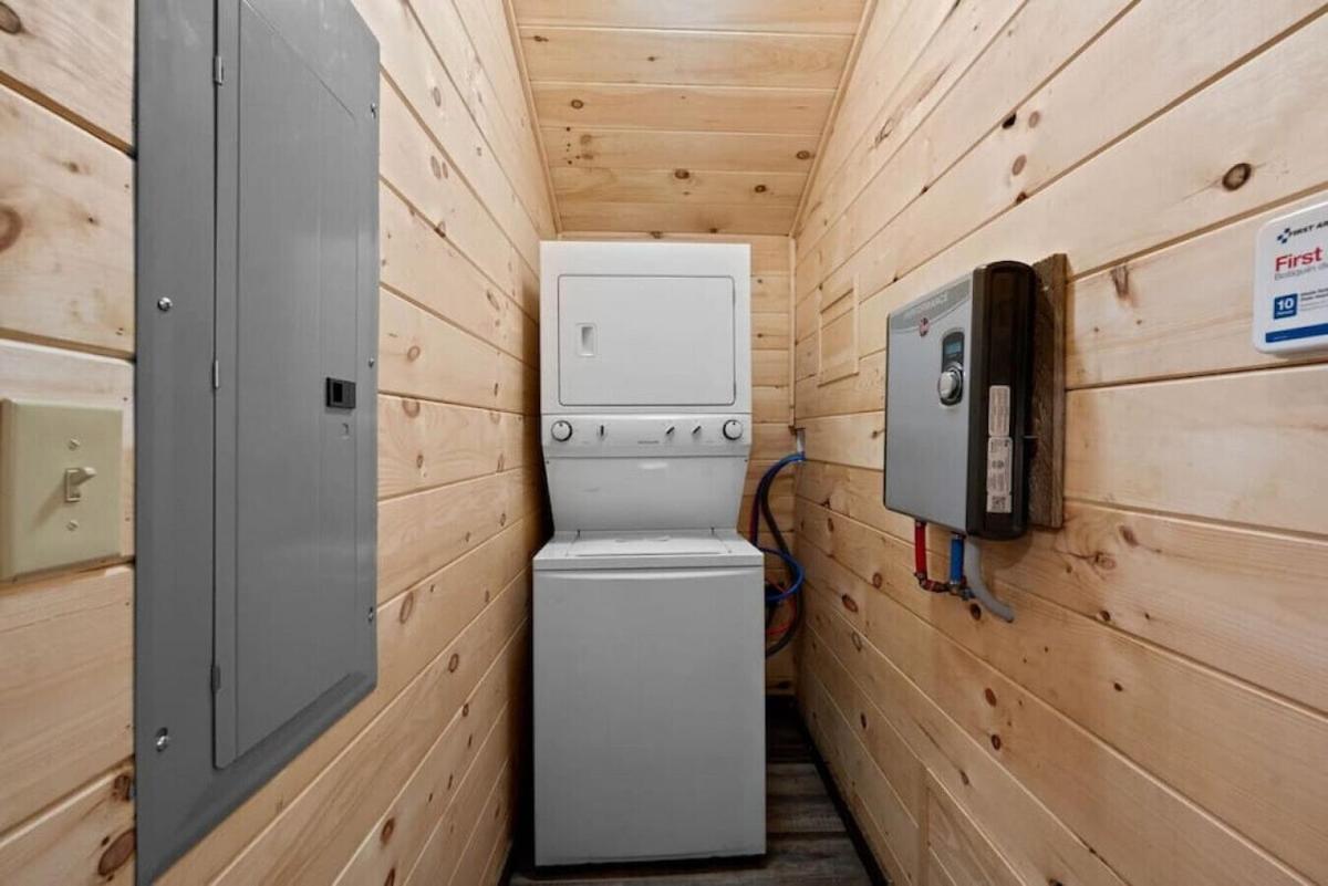 1ACozy Cabin in Cosby 1 King Bed 2 Queen Bunk Beds - Housity