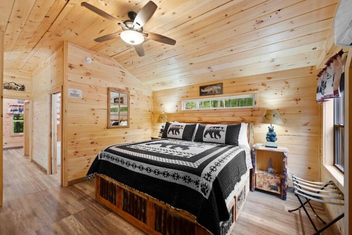 1ACozy Cabin in Cosby 1 King Bed 2 Queen Bunk Beds - Housity