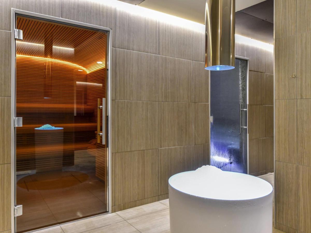 Salle de bains dans l'établissement ibis styles La Rochelle Thalasso Chatelaillon