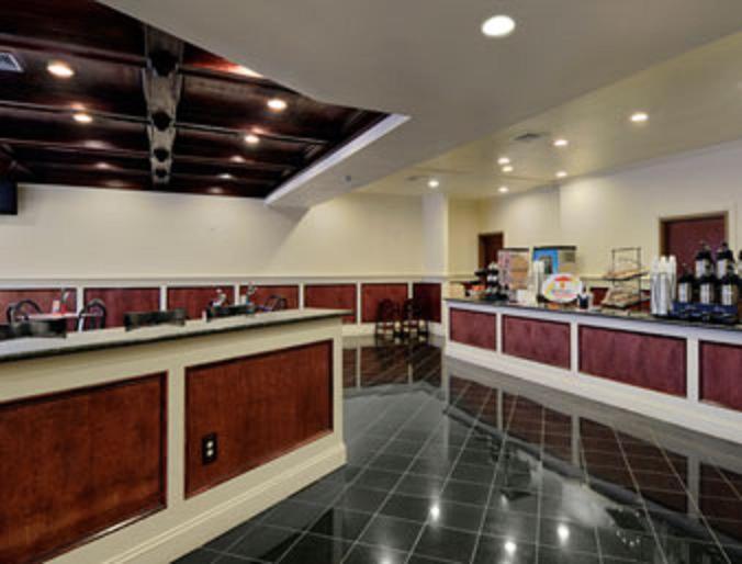 Super 8 by Wyndham Danville - Housity