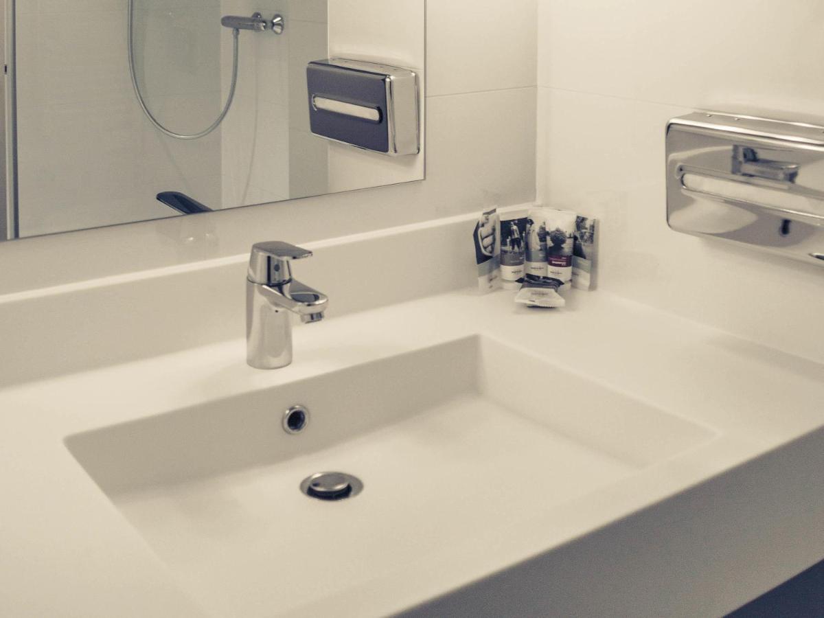 Salle de bains dans l'établissement Mercure Granville Le Grand Large