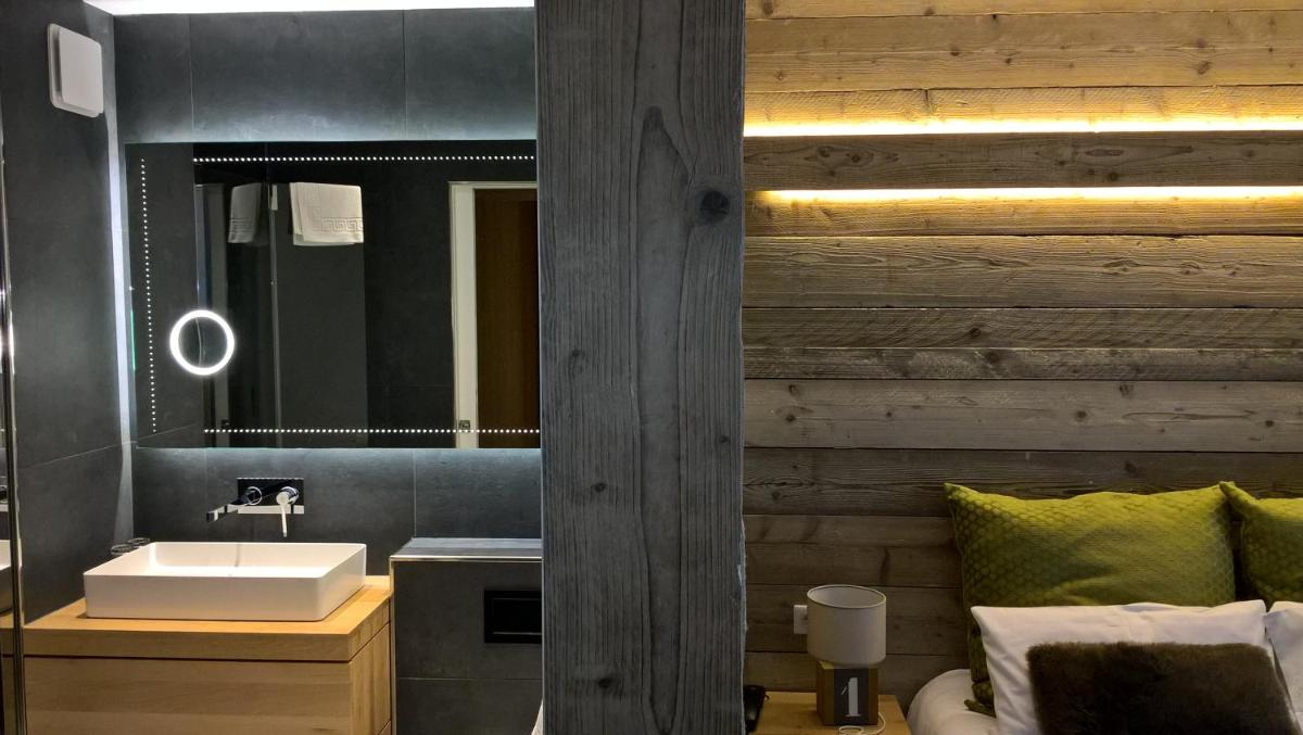 une salle de bain avec un lavabo et un miroir dans l'établissement Hôtel Le Grand Tétras, à Font-Romeu