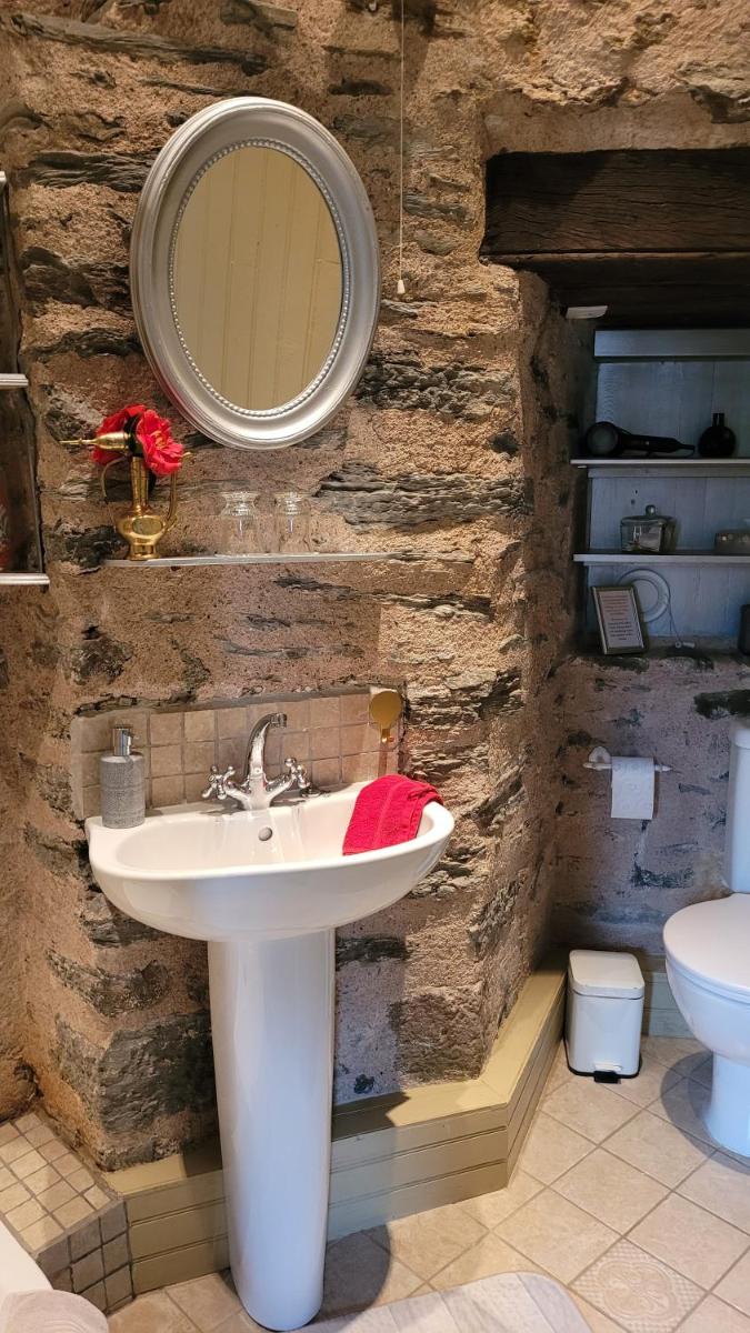 Le Manoir des Pélies, Maison d'hôtes de charme, Jacuzzi, Piscine, Rivière - Housity