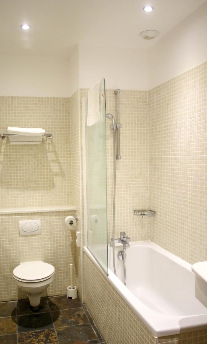 Salle de bains dans l'établissement Mercure Saint Nectaire - Spa & Bien-Être