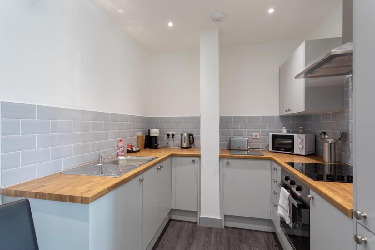 Modern 1 Bedroom Apartment Leeds - Housity
