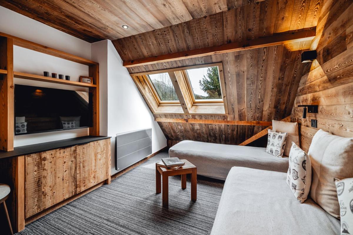 un salon avec un canapé et une télévision dans l'établissement Alliey & Spa Piscine Appart-hôtel Serre chevalier, au Monêtier-les-Bains