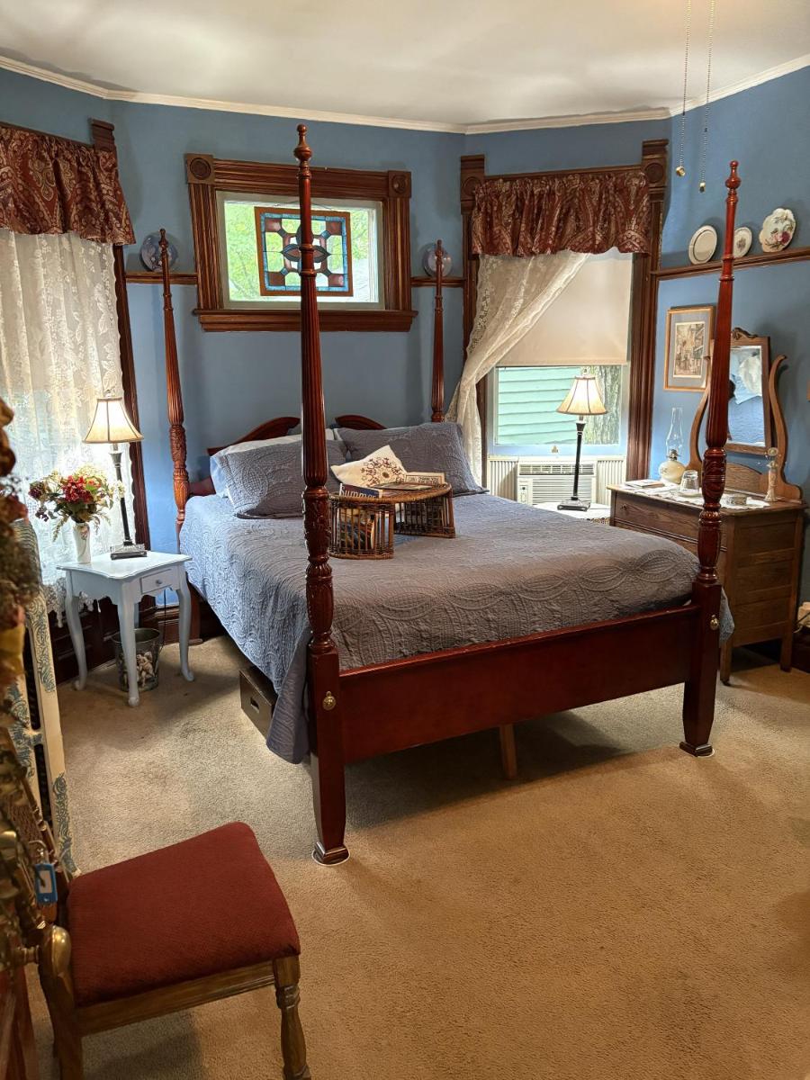 Bentley House Bed and Breakfast - Housity